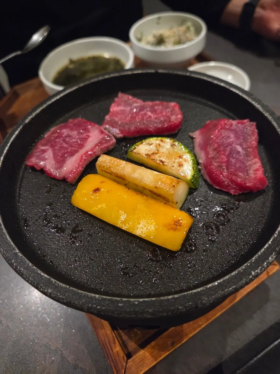 구워진 한우 채끝살 한 점