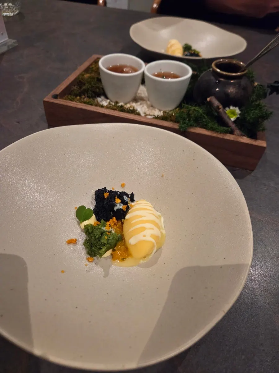 옥수수 아이스크림과 청귤크림소스 디저트