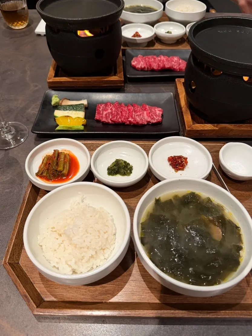 미니 화로와 1++ 채끝등심, 한우미역국 반상 세팅