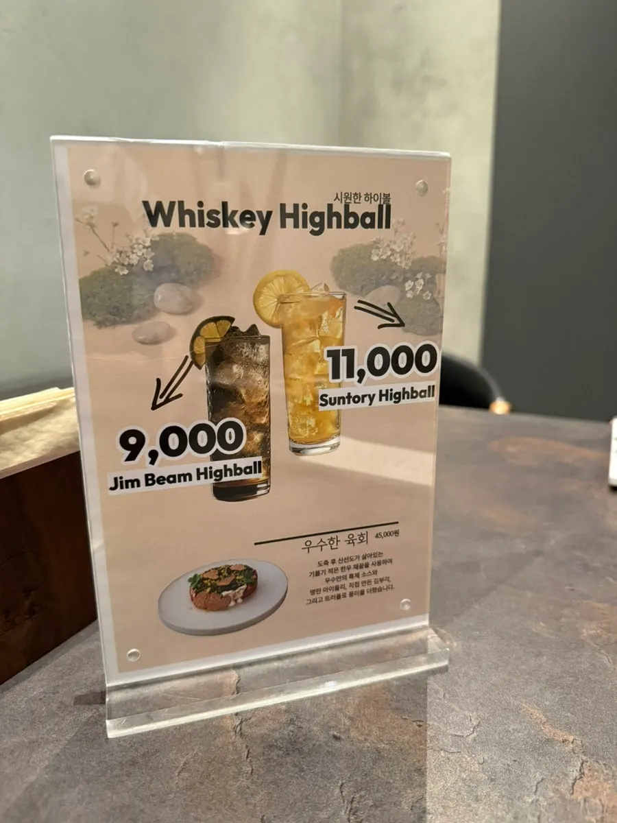 매장에 마련된 와인셀러와 유아의자