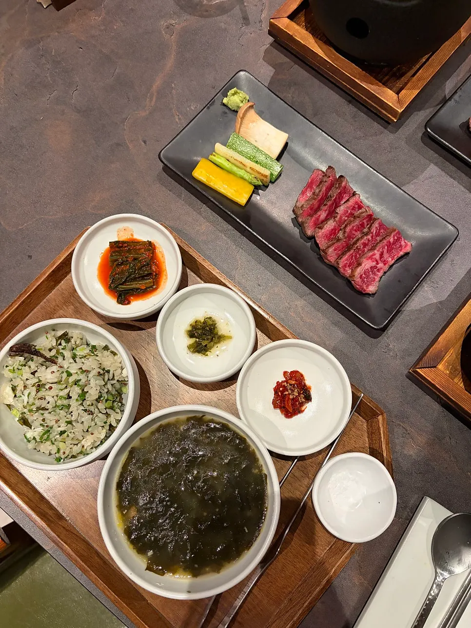 통통한 전복이 올라간 치자면