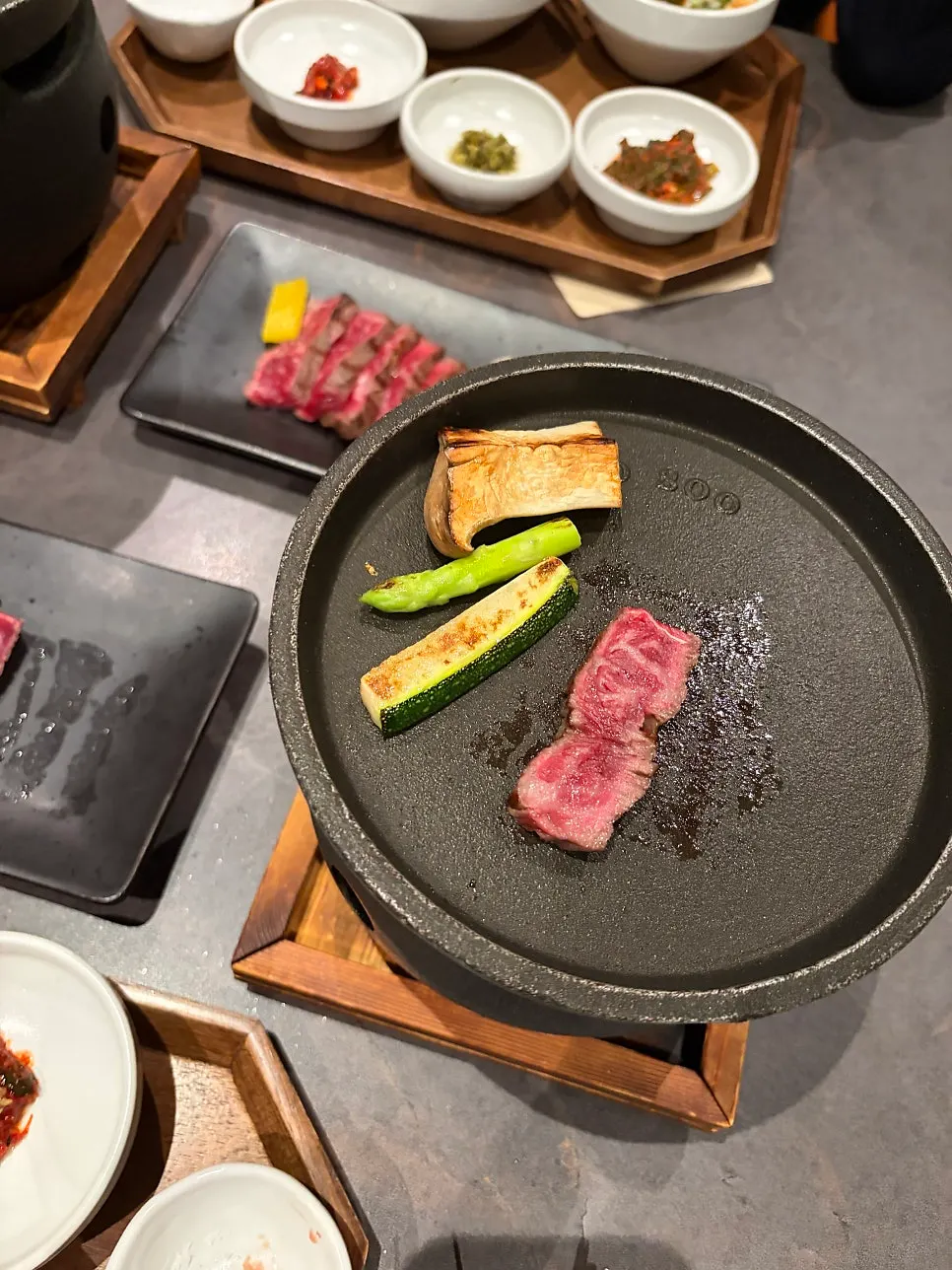 화로에 야채 가니쉬와 함께 굽는 한우