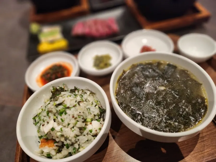 농어 솥밥과 한우 미역국 반상