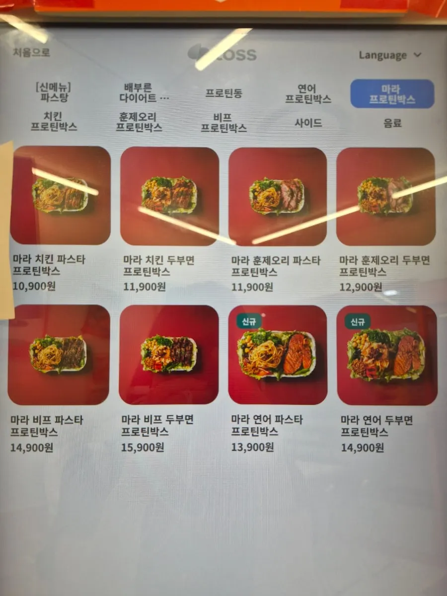 매장 내부 인테리어와 카운터