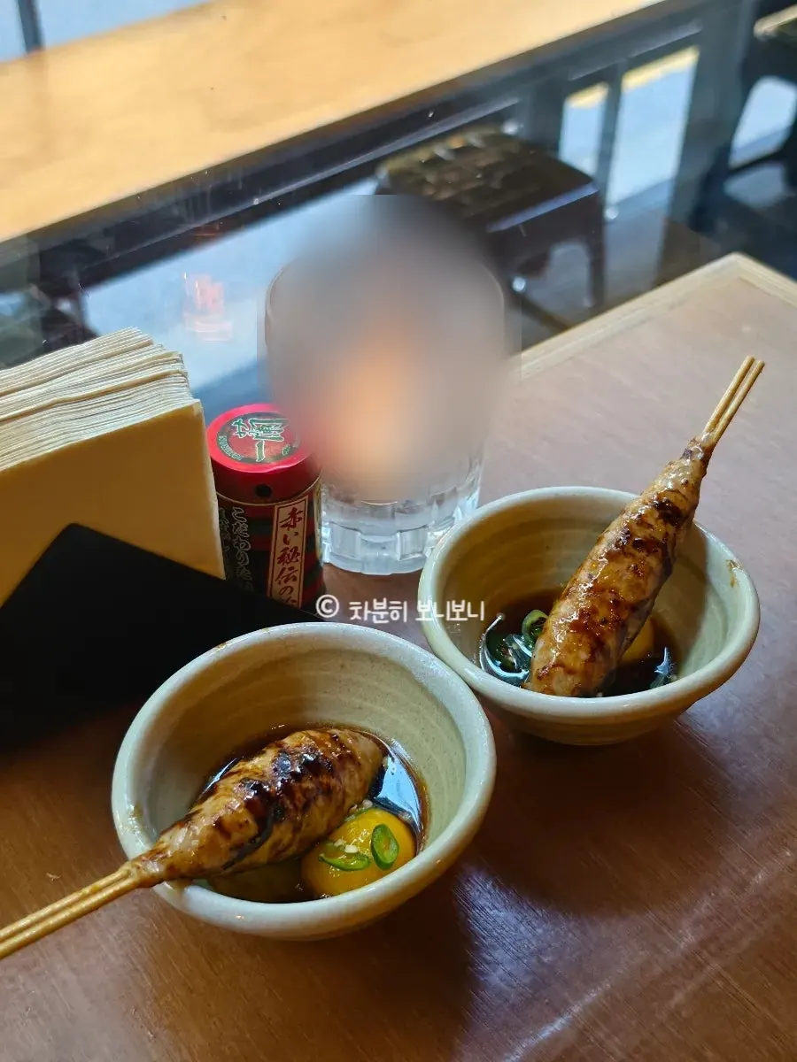 搭配蛋黃的招牌雞肉丸串