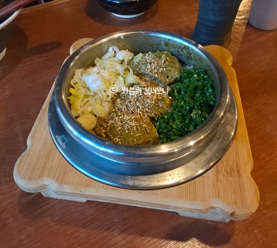 鋪上三隻完島產鮑魚的鮑魚釜飯