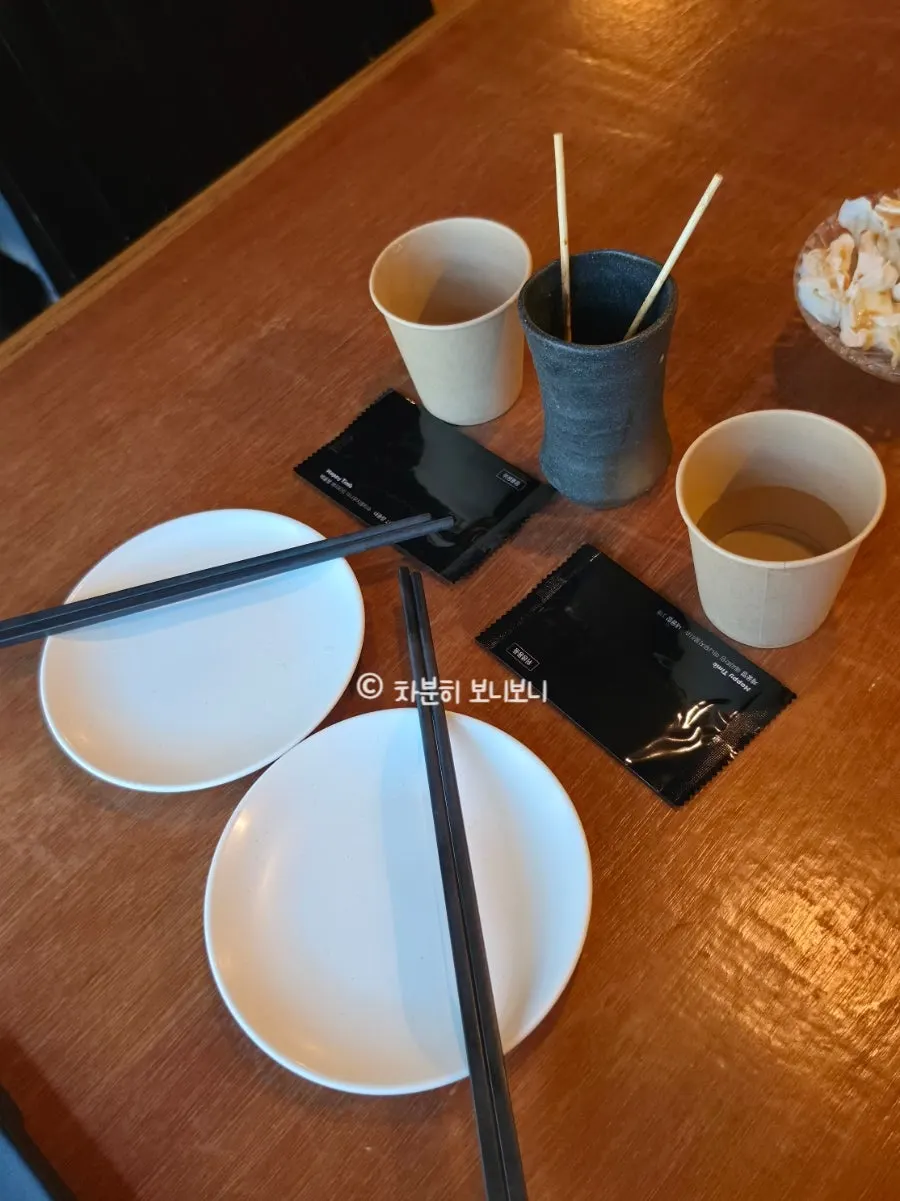 燒鳥蕭夢餐桌上擺滿的串燒與料理