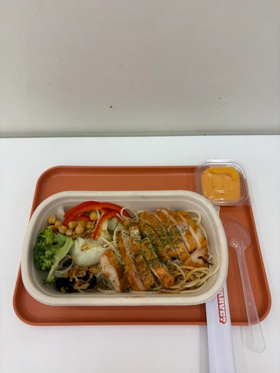 바 테이블에 놓인 치킨 파스타 프로틴박스