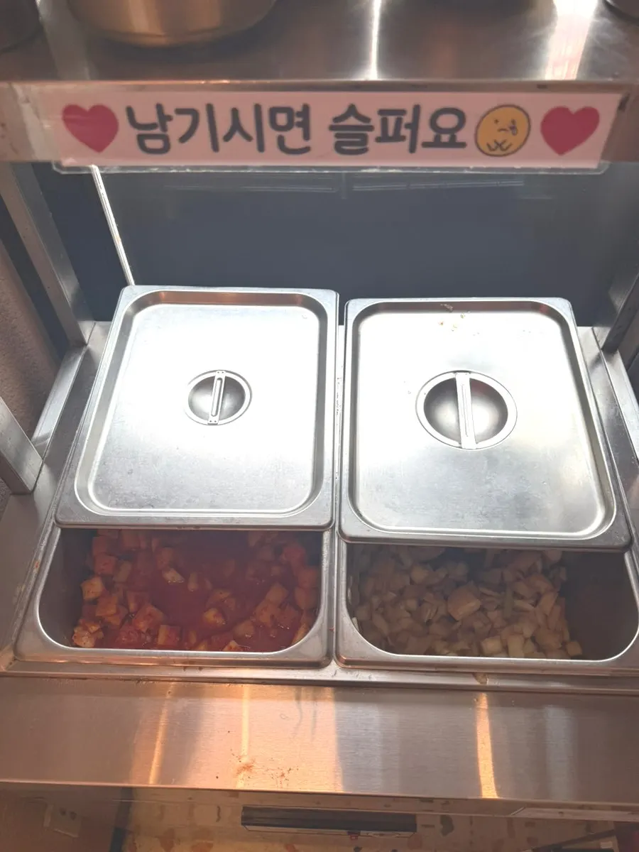넓은 테이블이 놓인 호랭이곳간 공덕점 내부