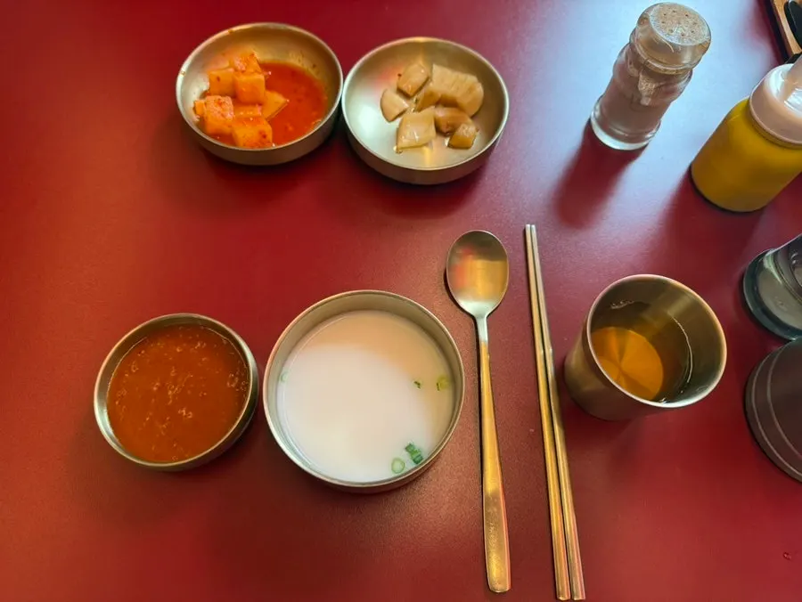 깍두기와 양파장아찌가 있는 반찬 셀프바