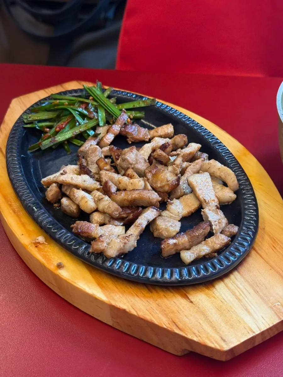육회가 푸짐하게 올라간 비빔밥 클로즈업