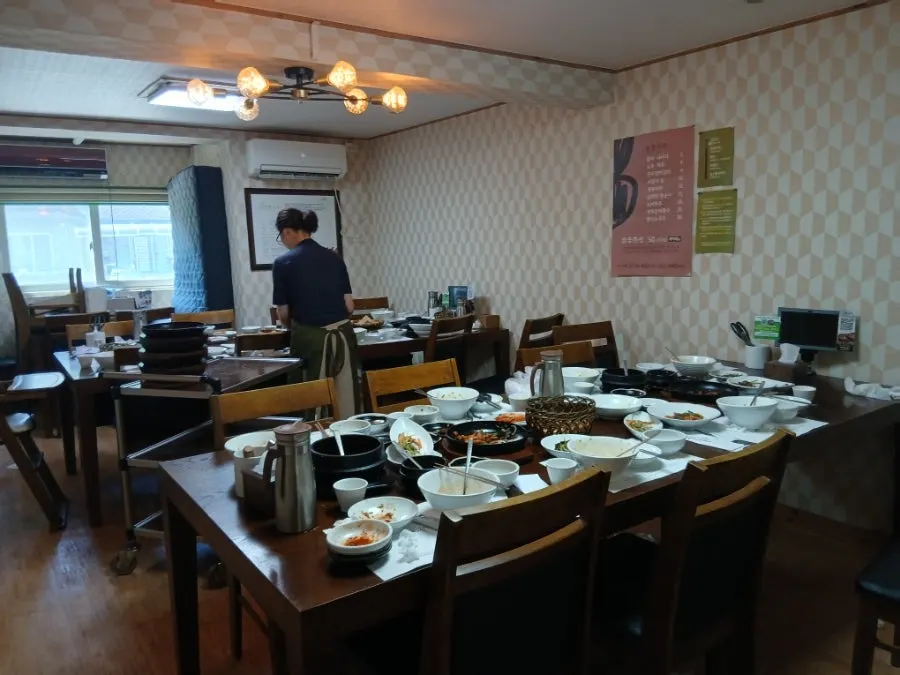 떡갈비와 밥이 놓인 2인 상차림