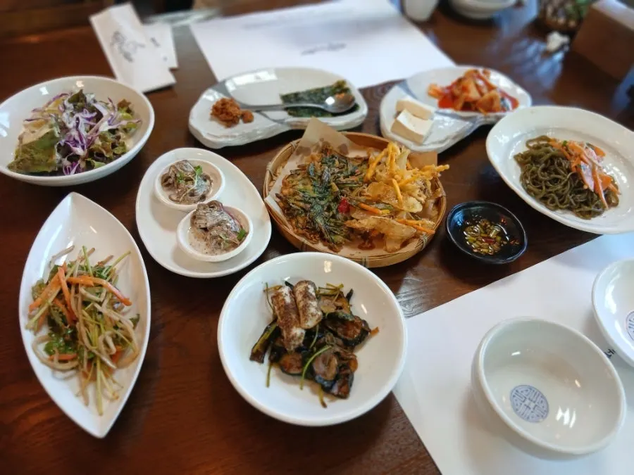 정식 반찬을 곁들인 한 끼
