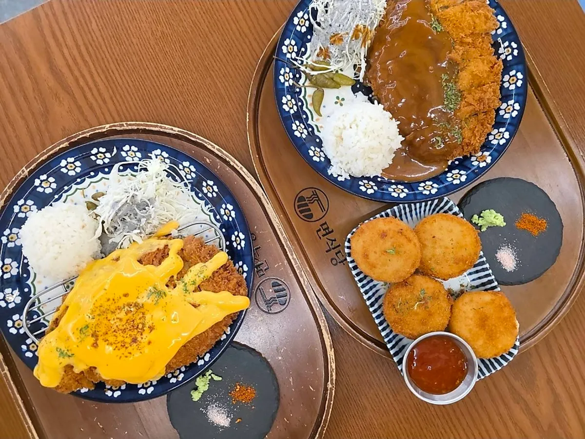 麺食堂 公州大店のとんかつとラーメンの食卓