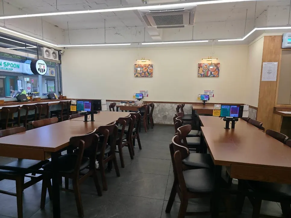 ホワイト＆ウッドトーンの麺食堂 公州大店の店内