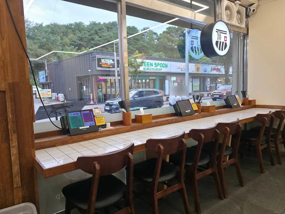 麺食堂 公州大店のバー席とテーブル