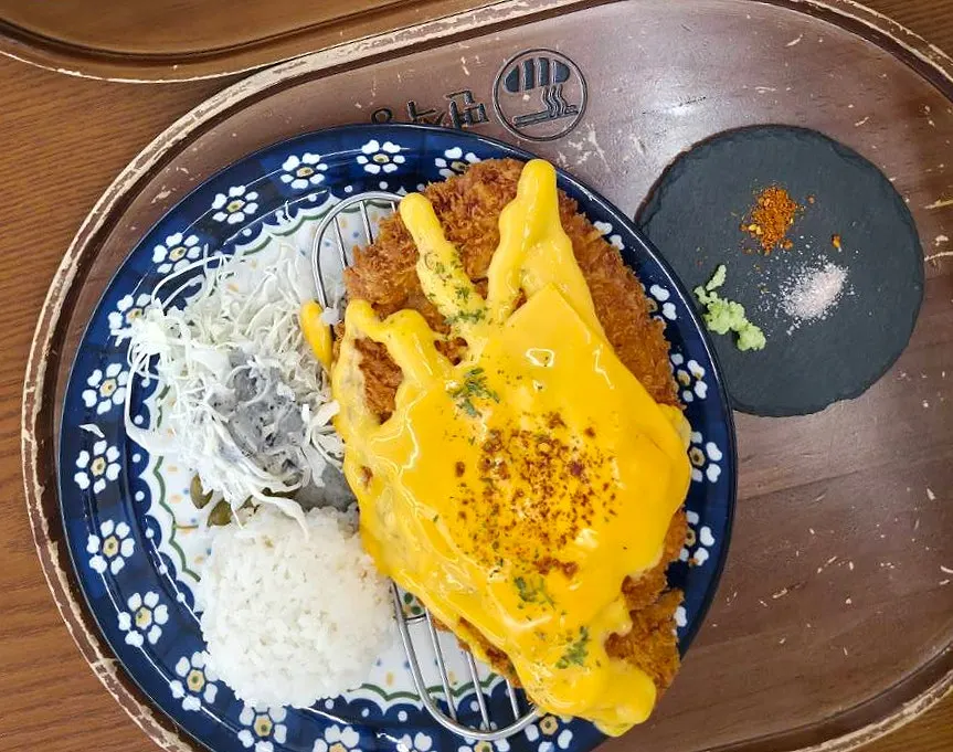ダブルチェダーカツの皿のクローズアップ