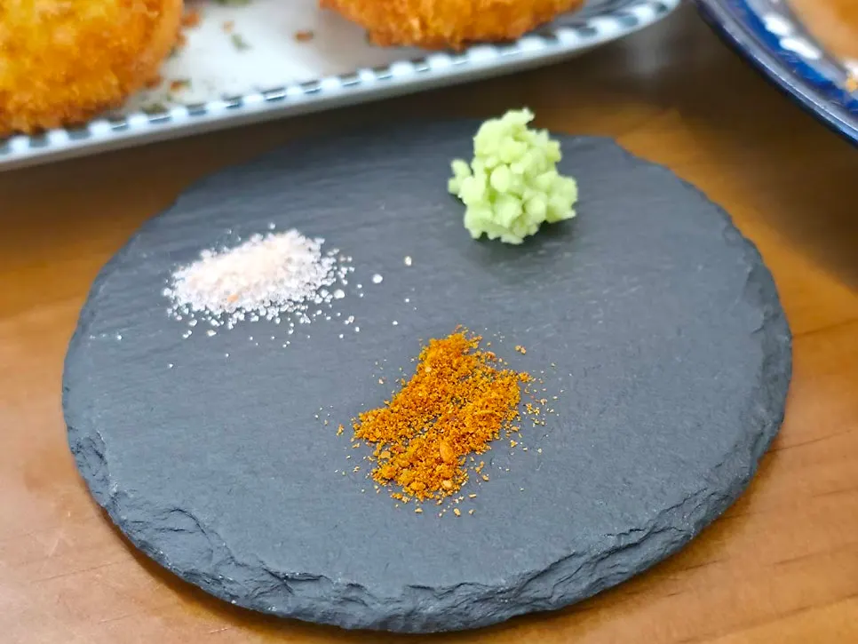 チェダーチーズが見えるダブルチェダーカツの断面
