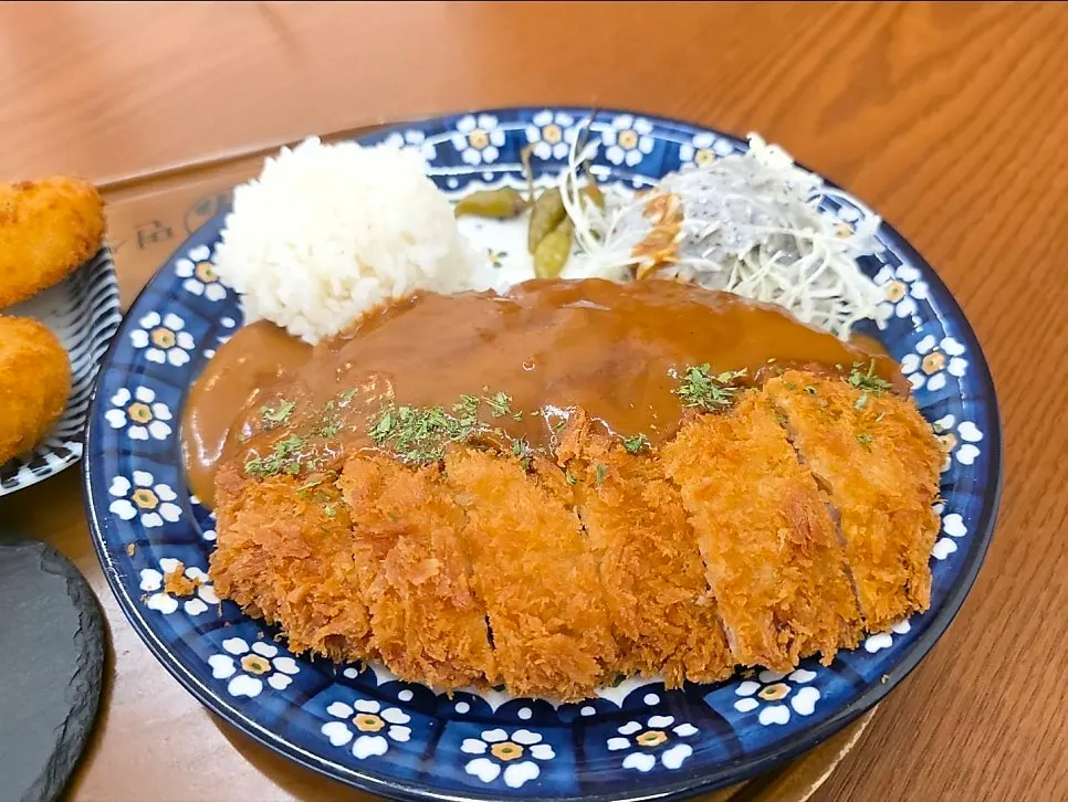 厚めのロースカツの一切れ