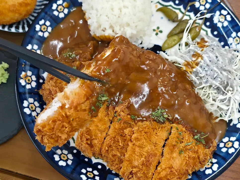 クリーミーなデミソースがかかったロースカツ
