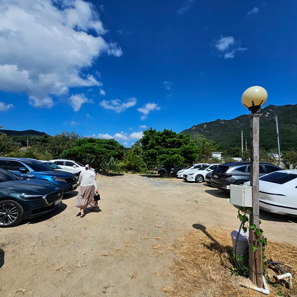 Parking lot signage and surrounding scenery at Bapkkot Hana Pieotne