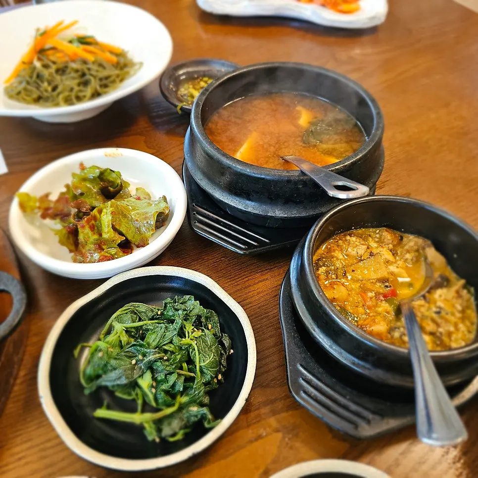 Doenjang jjigae and gangdoenjang served alongside the meal