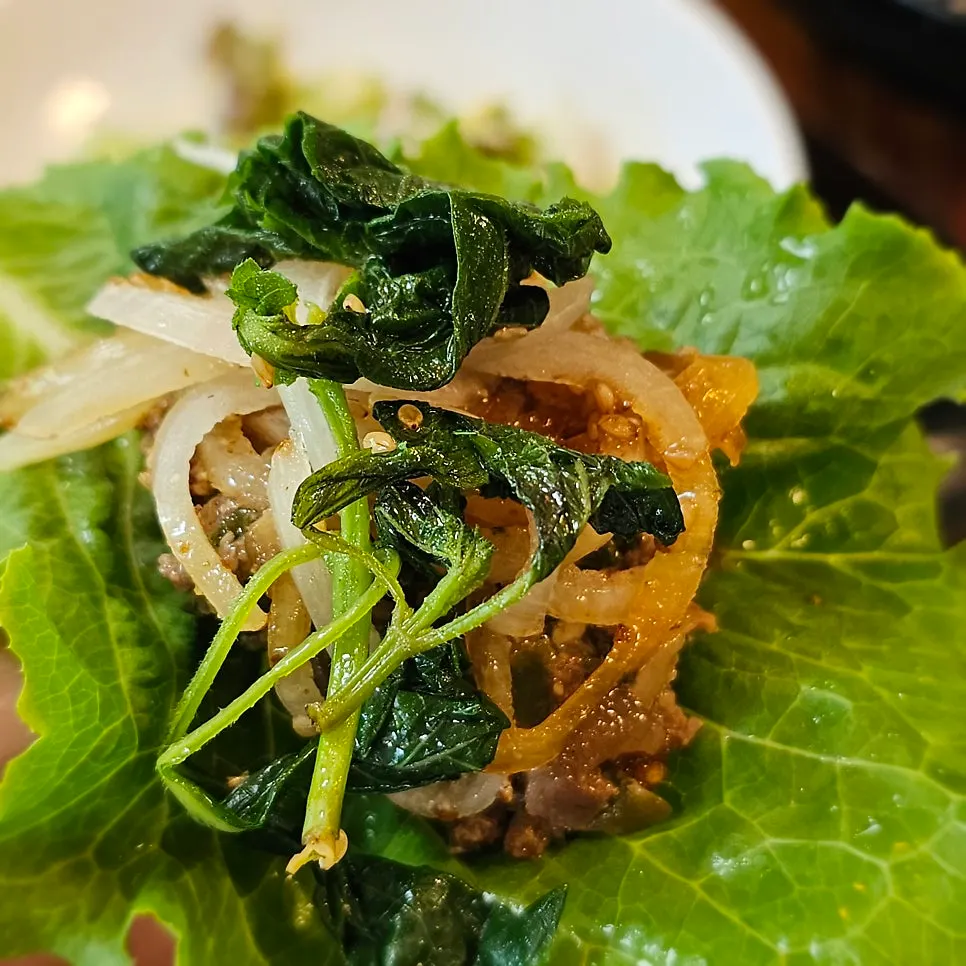 Table setting with tteokgalbi eaten alongside rice