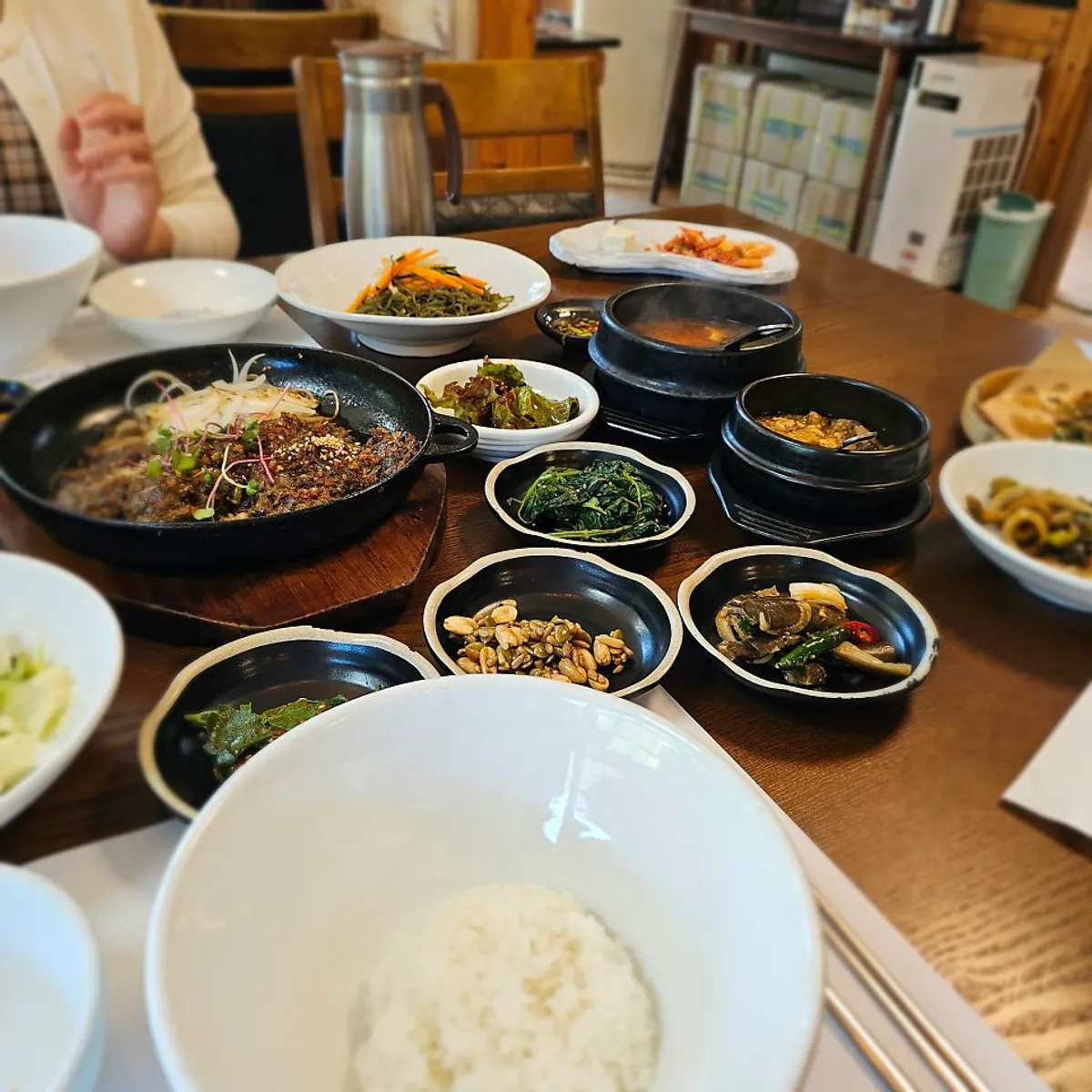 Full spread of the cheonnyeoncho tteokgalbi set at Bapkkot Hana Pieotne