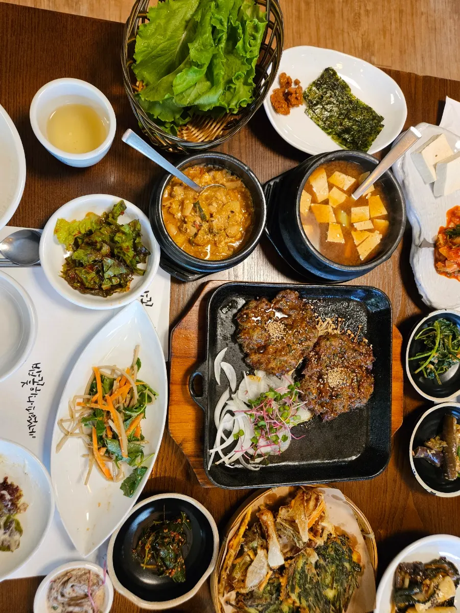 Dried squash gungjung tteokbokki and vegetable fritter side dishes