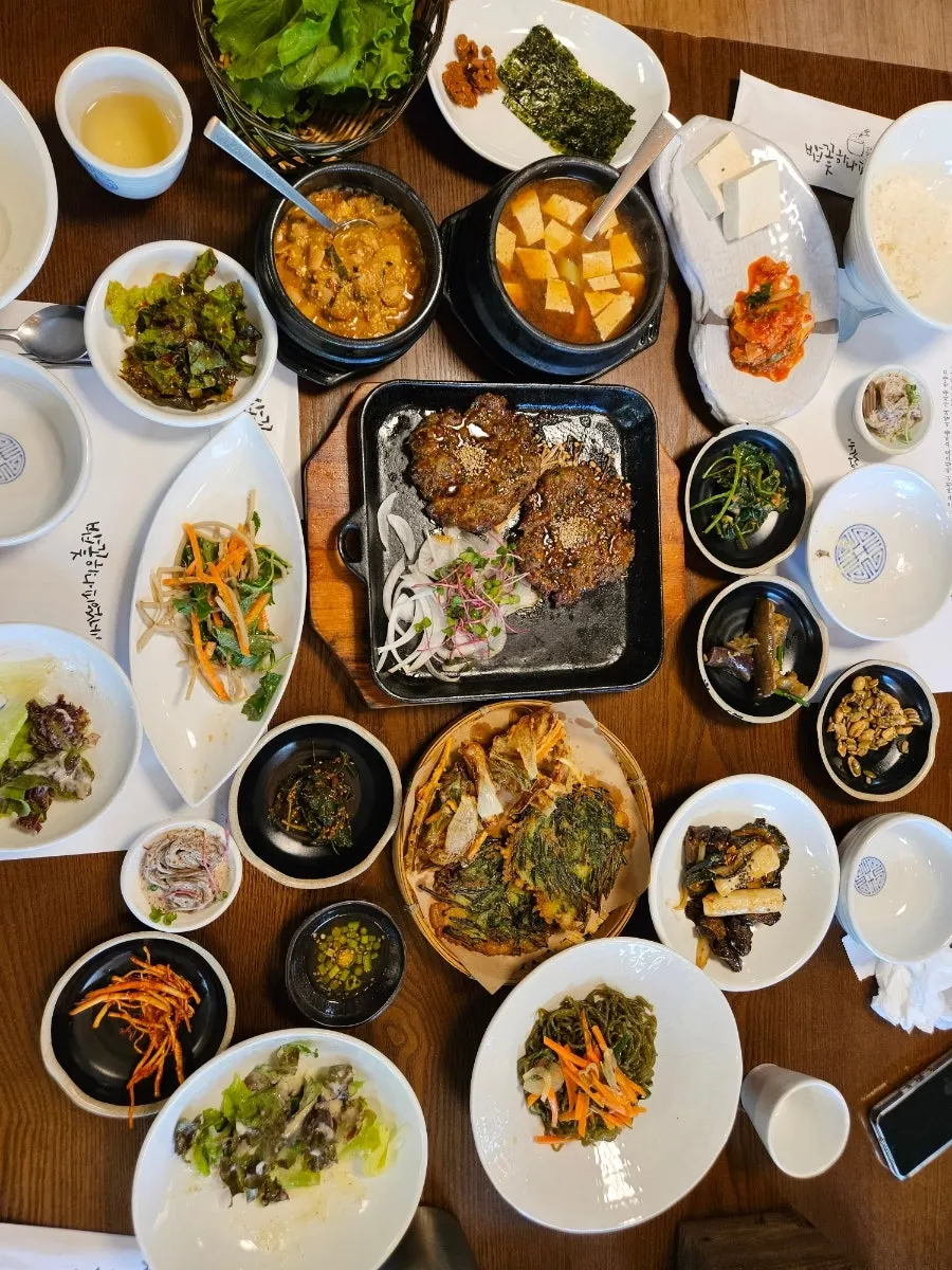 Autumn garden around the restaurant on Sinwonsa-ro in Gyeryong-myeon