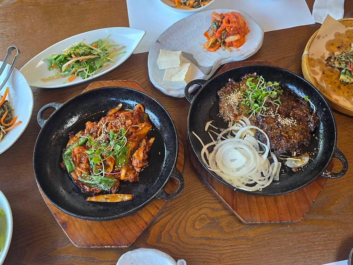 Main photo of Bapkkot Hana Pieotne, a hanjeongsik restaurant in Gongju's Gyeryong-myeon