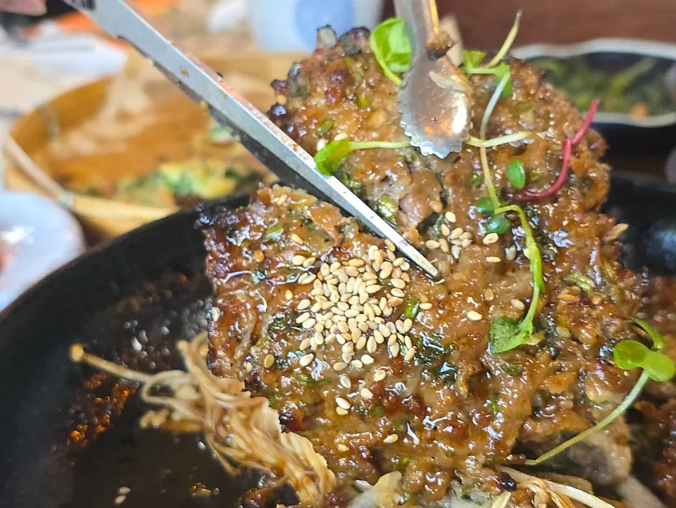Close-up of the minari tteokgalbi at Bapkkot Hana Pieotne