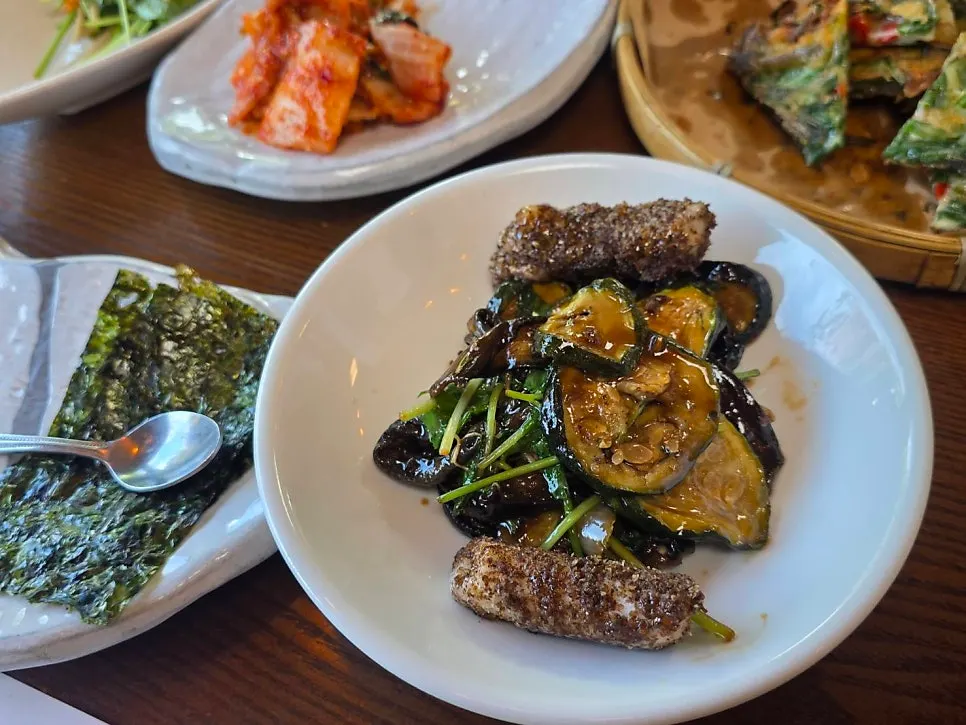 Tteokgalbi served together with namul and rice