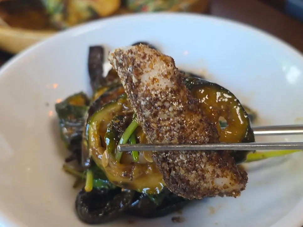 Minari tteokgalbi eaten with rice