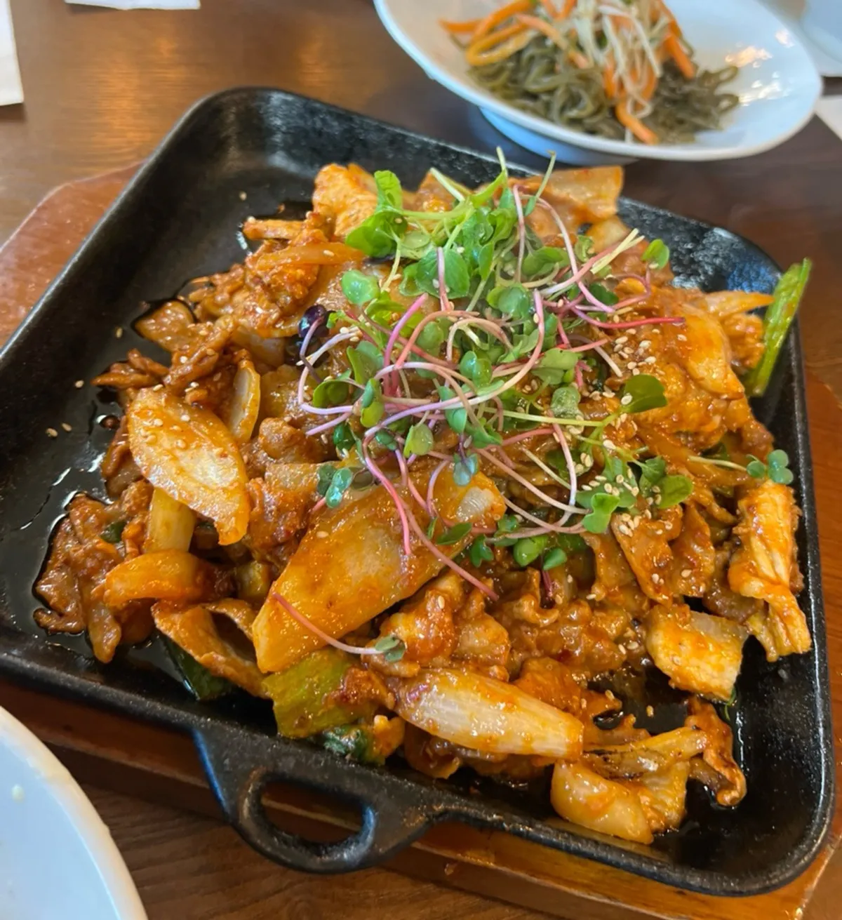 Generously portioned main dishes on the set-meal table