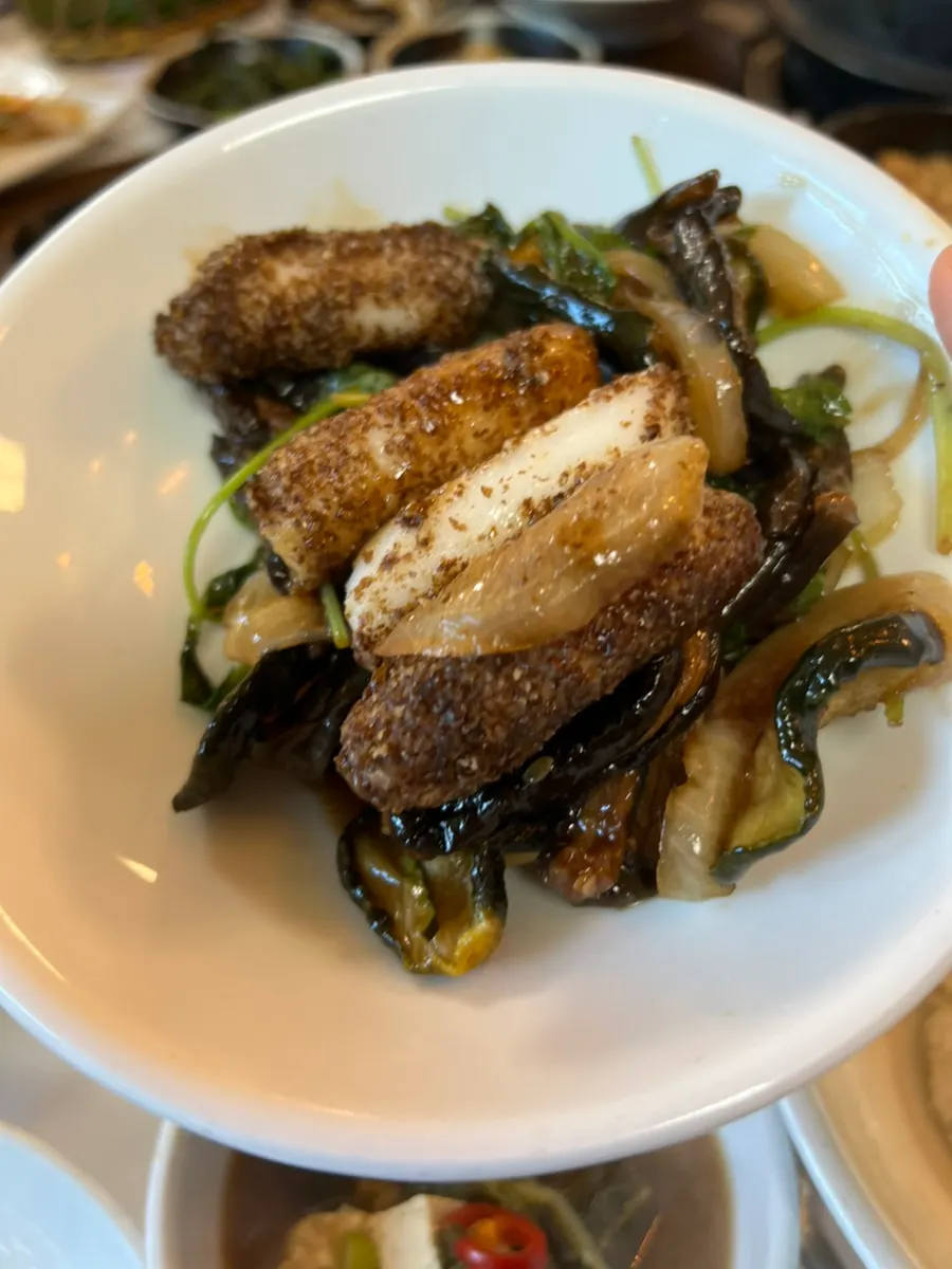 Main dish plate at Bapkkot Hana Pieotne