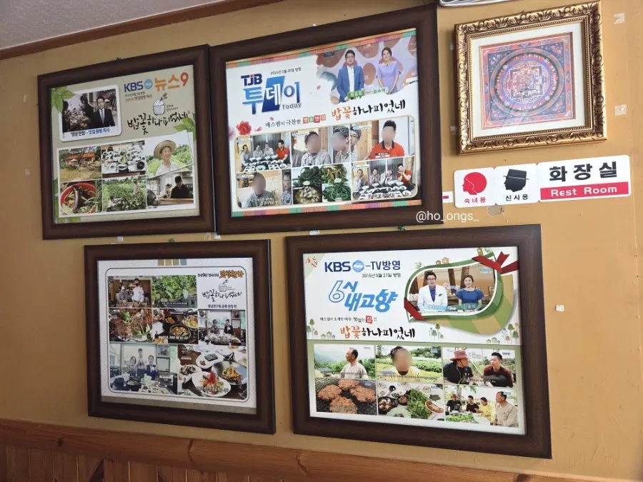 大きな窓のある韓食店の店内