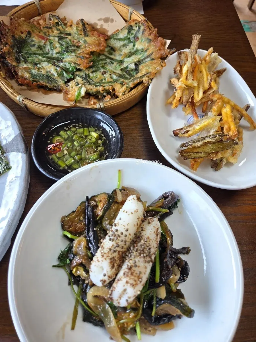 Various side dishes served with the set meal