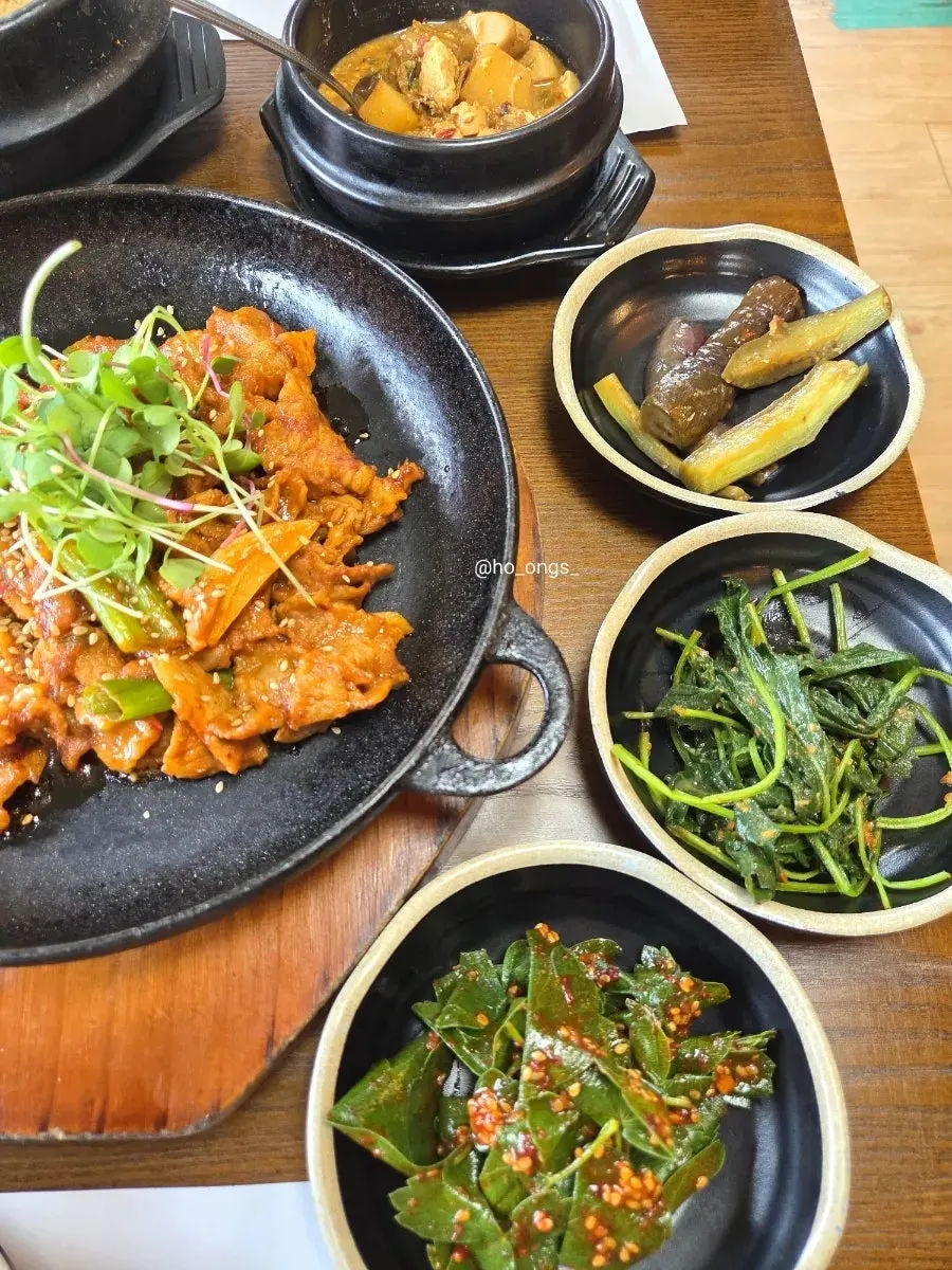 Set meal with additional greens and side dishes