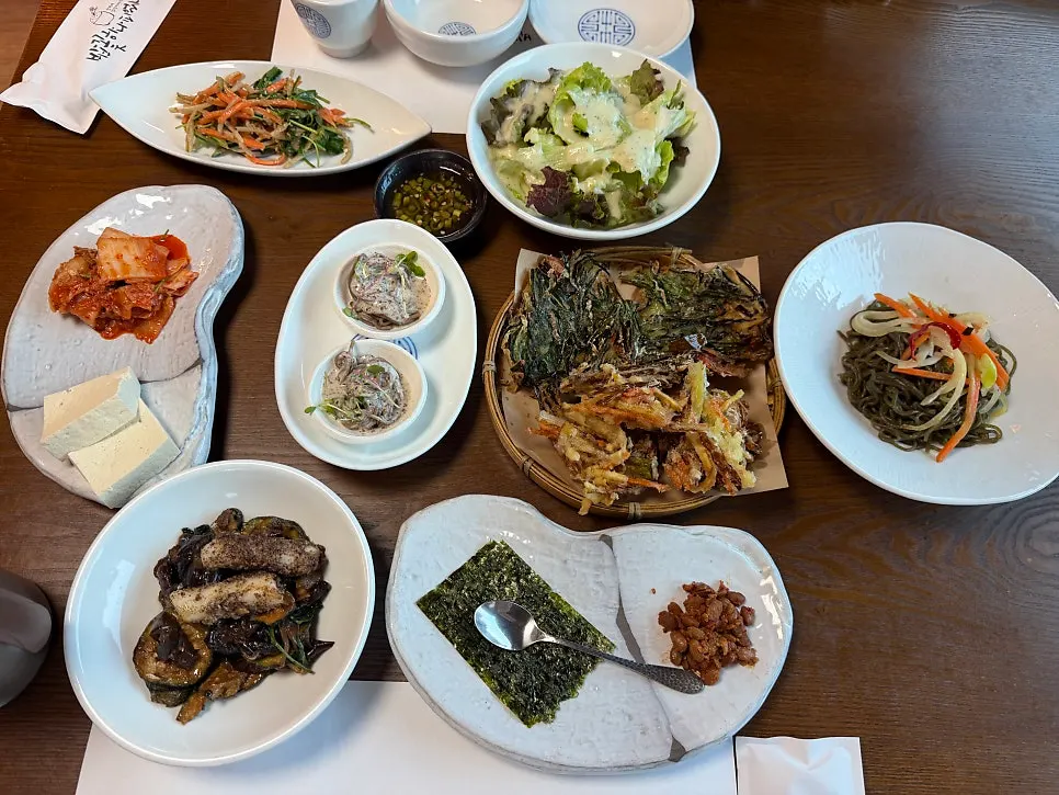 Minari tteokgalbi set and pork charcoal stir-fry set table spread