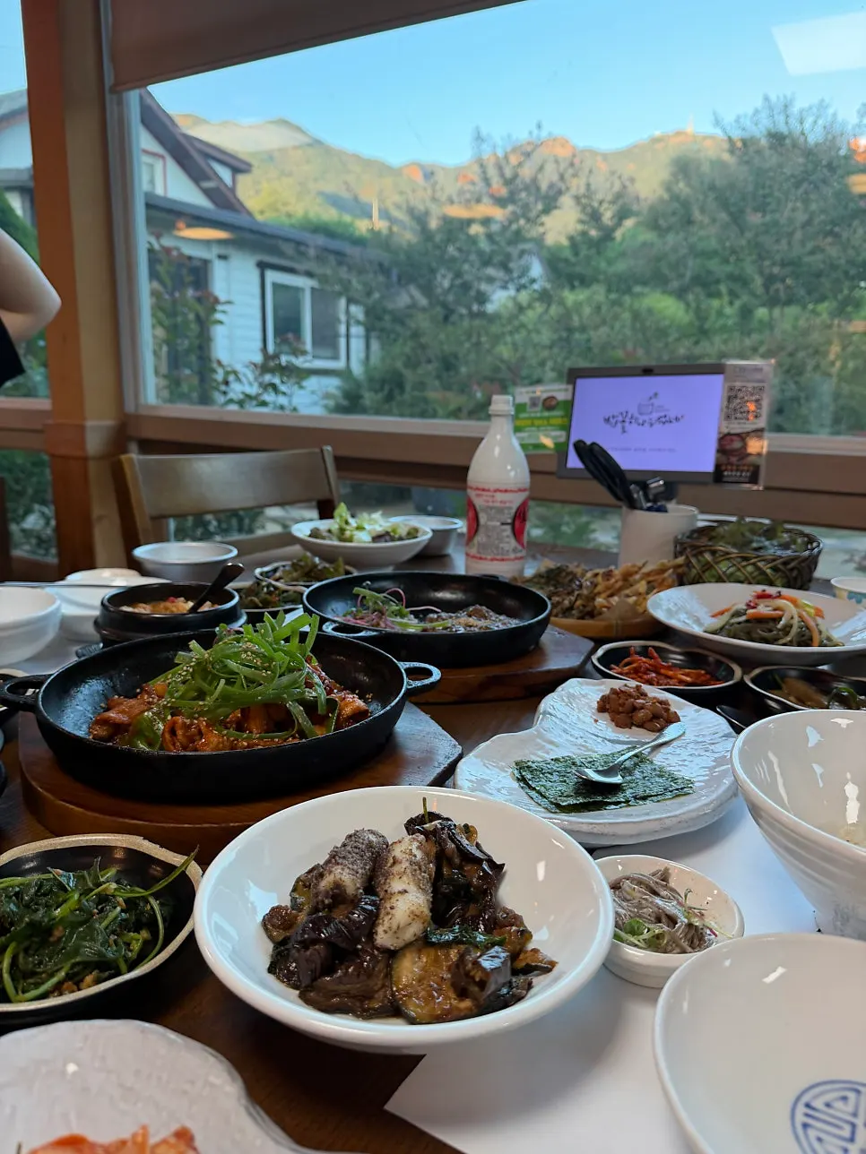 Full hanjeongsik spread at Bapkkot Hana Pieotne near Gyeryongsan, Gongju