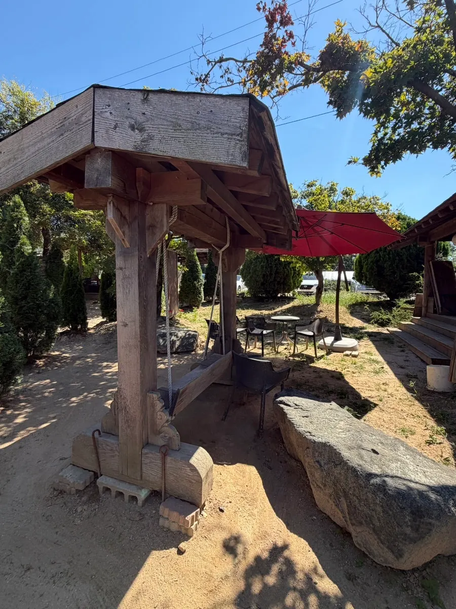 Parking lot and building exterior at Bapkkot Hana Pieotne