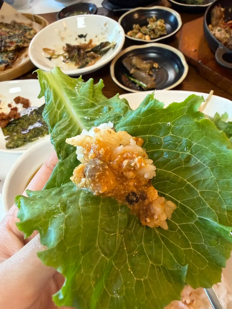 Naengi doenjang soup and rice on the table