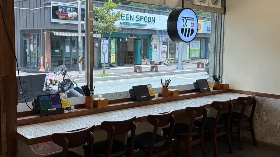 창문이 있는 매장 홀 사진
