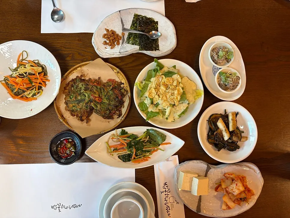 Minari tteokgalbi with two different sauces