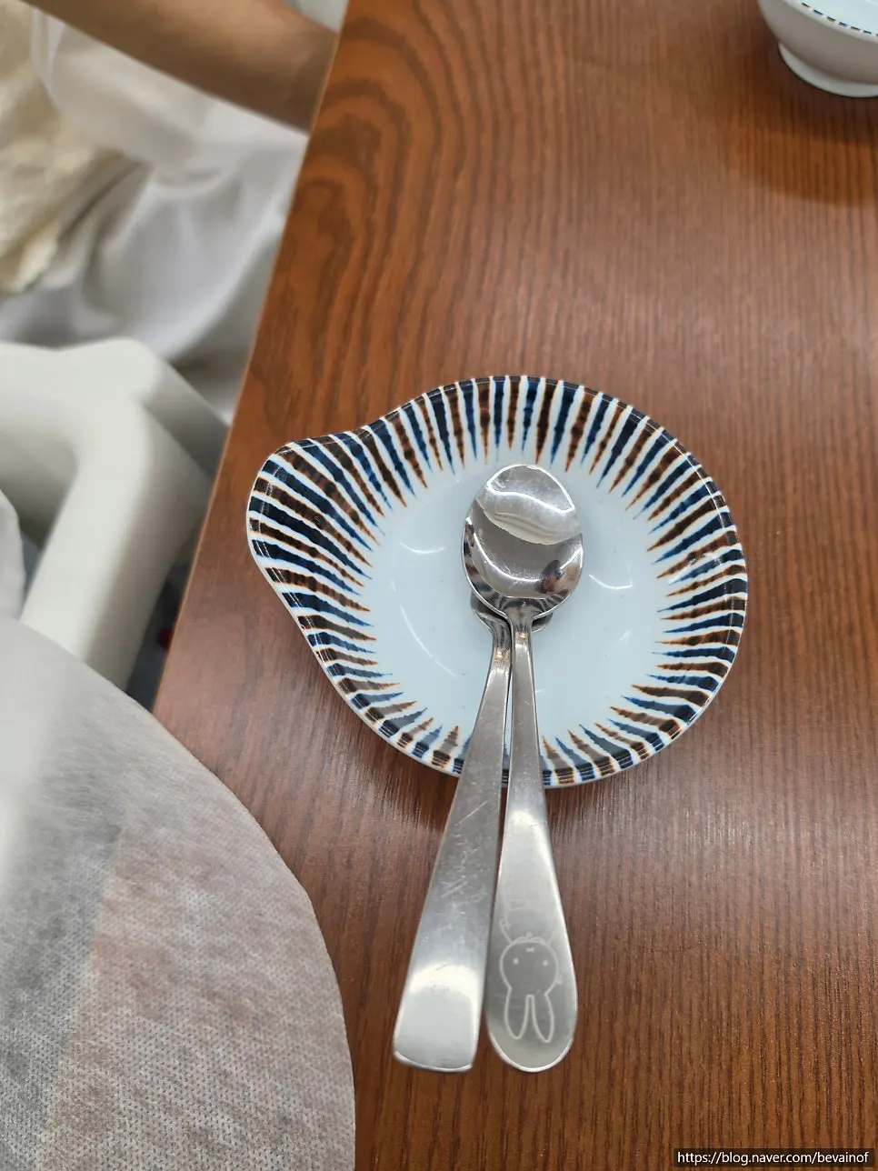 Tablet ordering device on the table