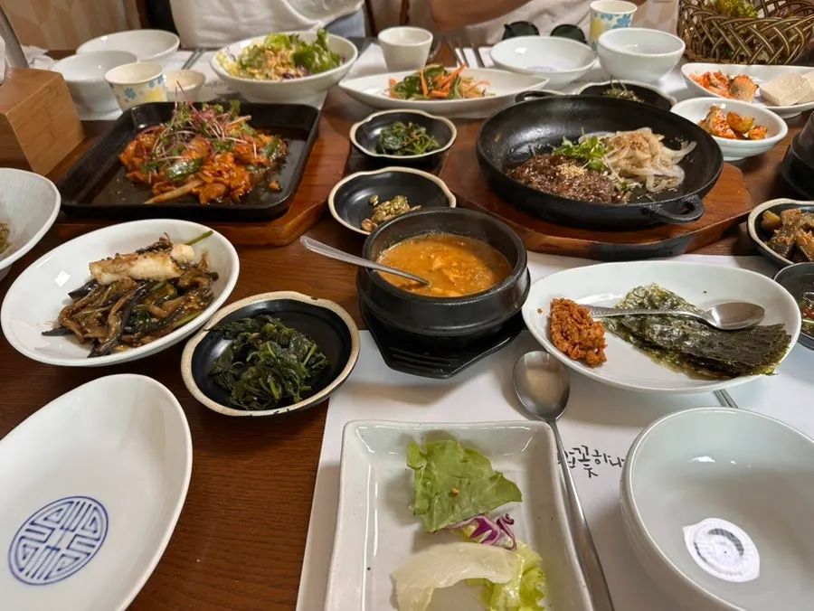 Abundant tteokgalbi set meal spread