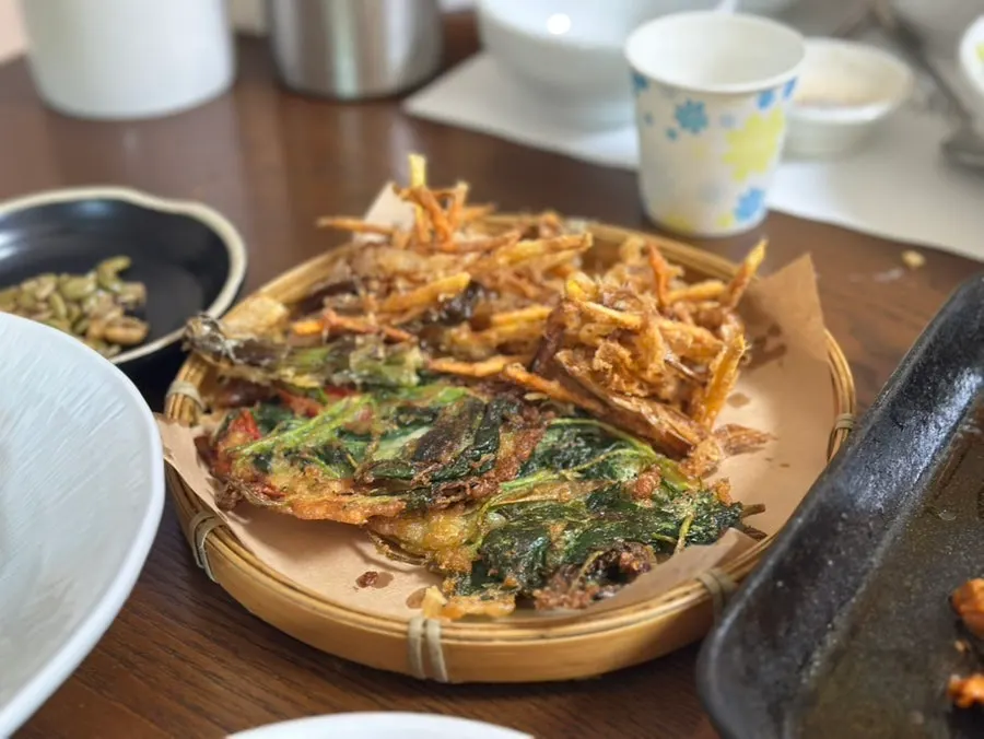 Dog-friendly Korean tteokgalbi meal near Gyeryongsan in Gongju at Bapkkot Hana Pieotne