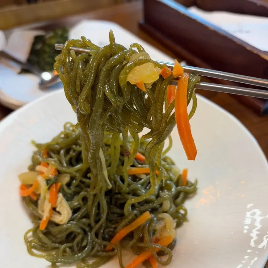 참기름으로 버무린 해초면
