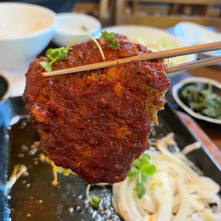 미나리를 넣어 구운 떡갈비